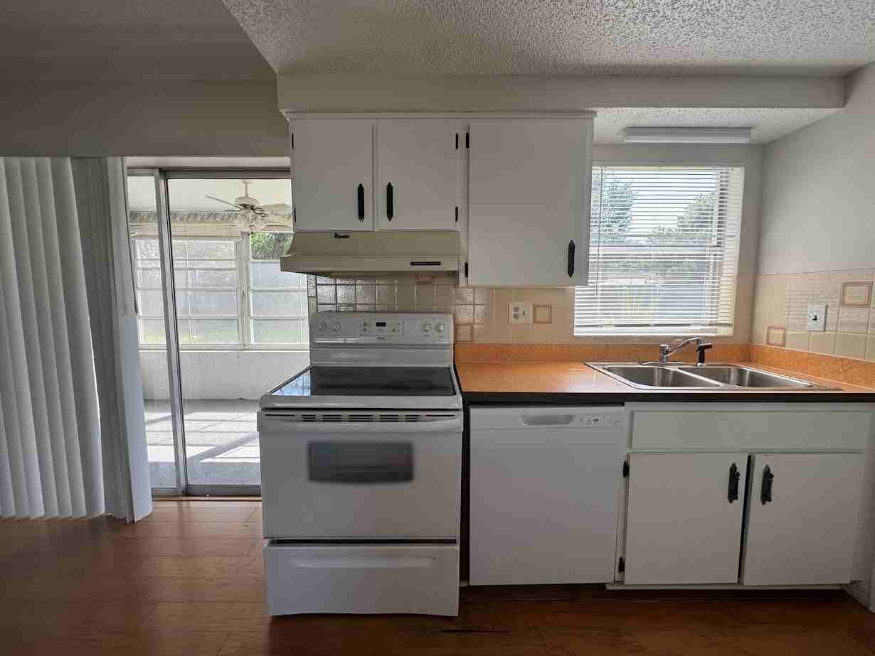 9246 Bladon St - Photo 5 of 19