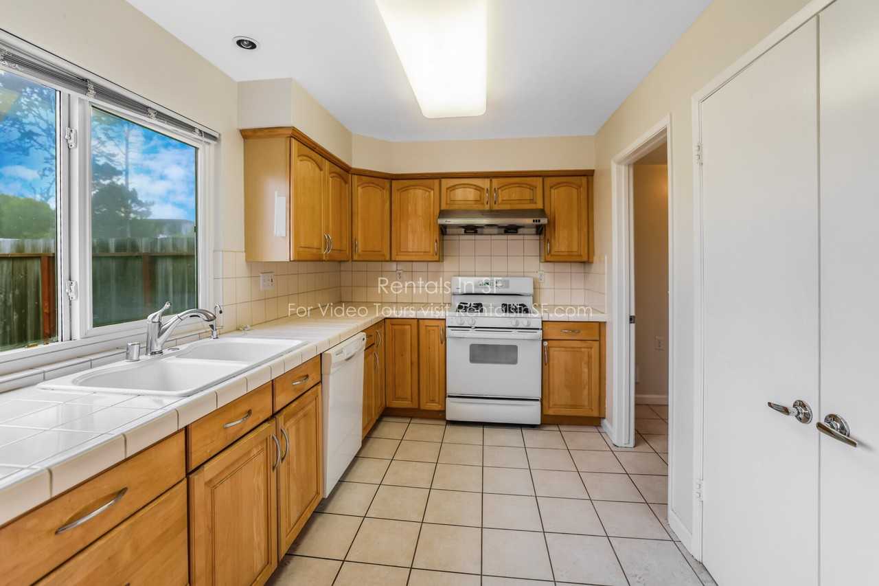 2433 Liberty Ct - Photo 2 of 21