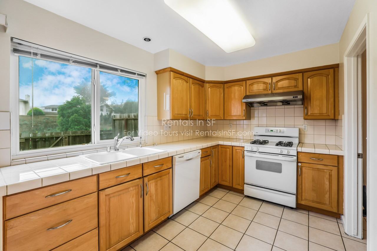 2433 Liberty Ct - Photo 3 of 21