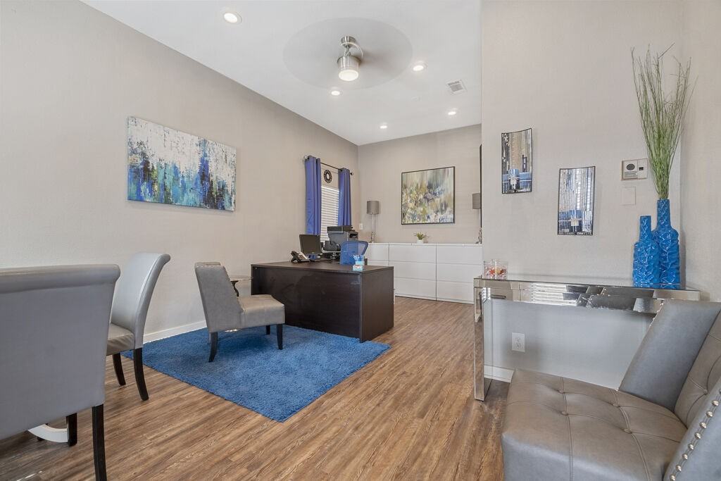 Cleburne Plaza - Photo 2 of 16