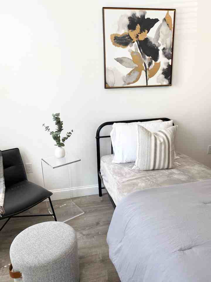 CORPORATE EXECUTIVE HOUSING - Photo 2 of 28