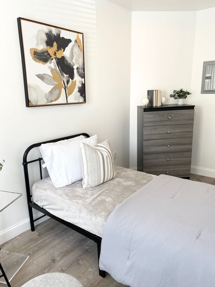 CORPORATE EXECUTIVE HOUSING - Photo 4 of 28