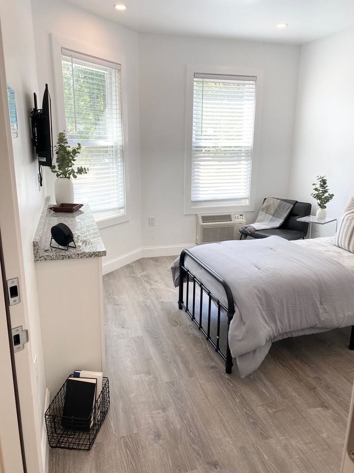 CORPORATE EXECUTIVE HOUSING - Photo 6 of 28