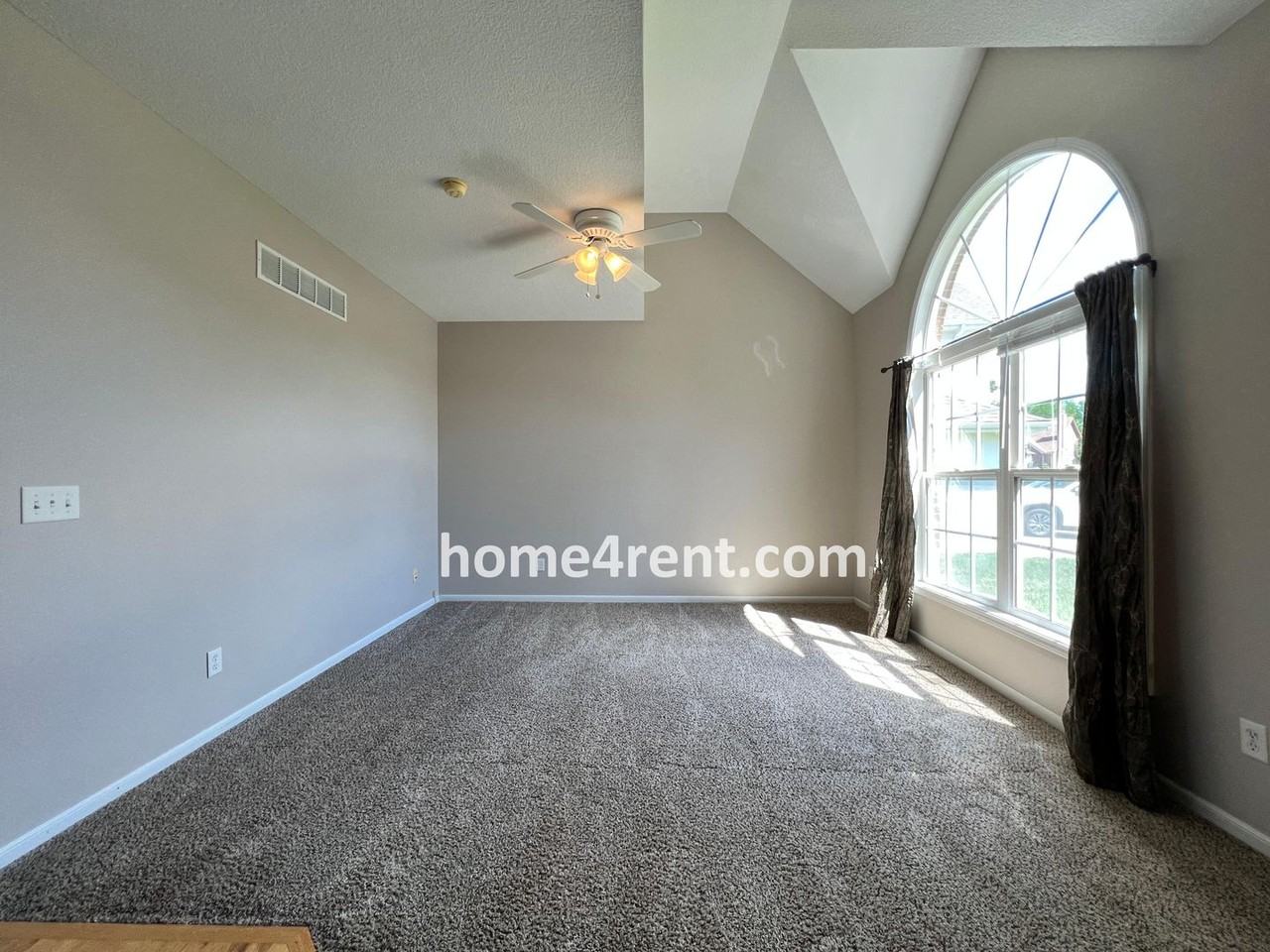 8310 Nw 77th Ter - Photo 4 of 40
