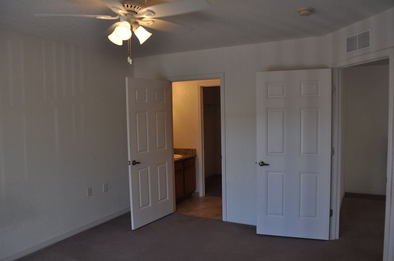 4600 4600 E Moody Blvd 5 J - Photo 6 of 16