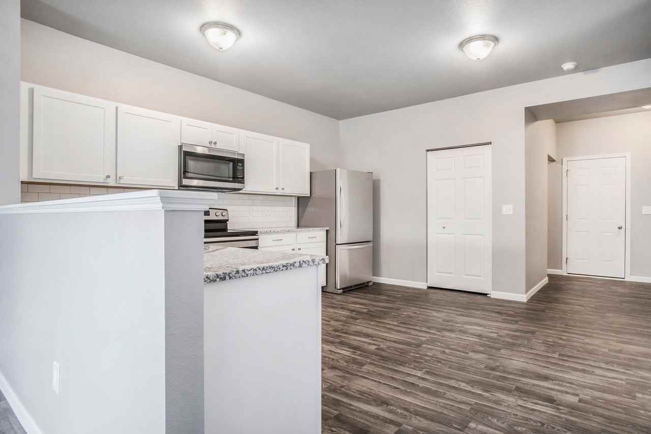 15921 Cedar St - Photo 5 of 23