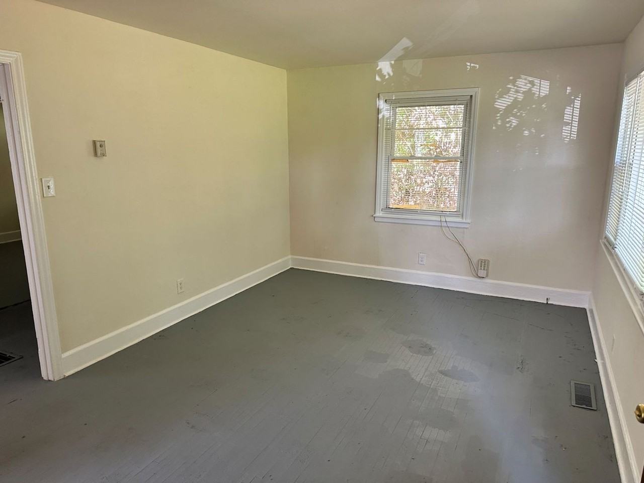 1516 Effingham Rd - Photo 3 of 8