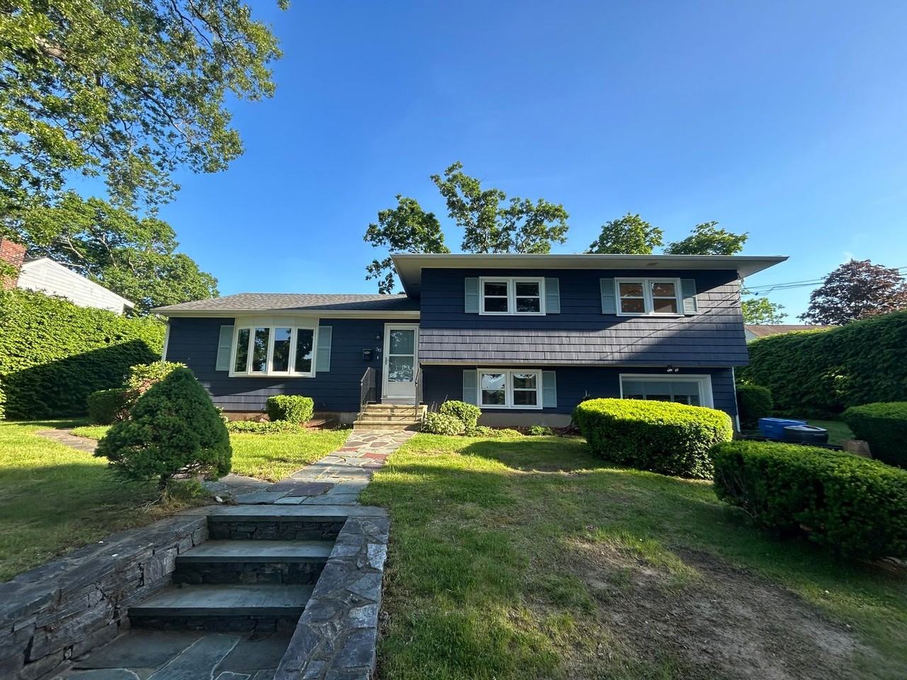 58 Versailles St - Photo 2 of 28