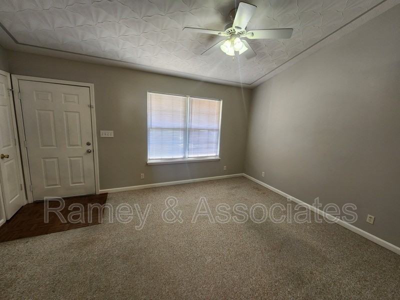 4011 Cedarway Ct - Photo 4 of 15