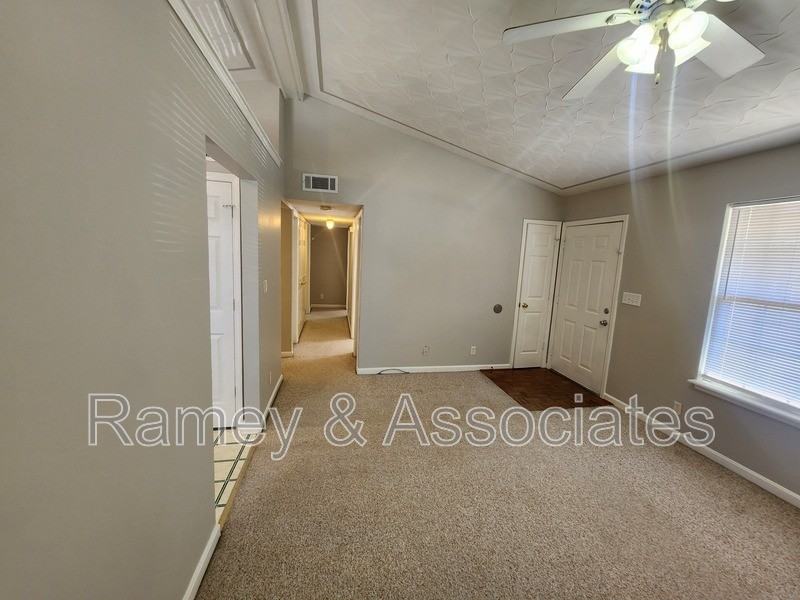 4011 Cedarway Ct - Photo 5 of 15