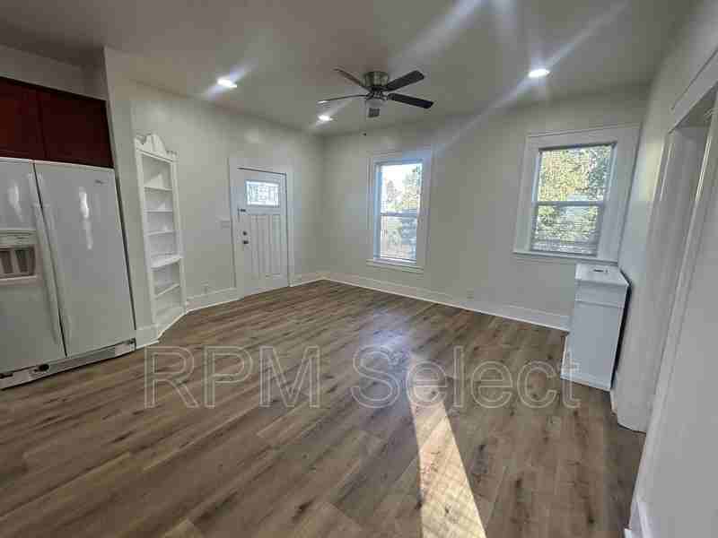 607 Webster St #B - Photo 3 of 11