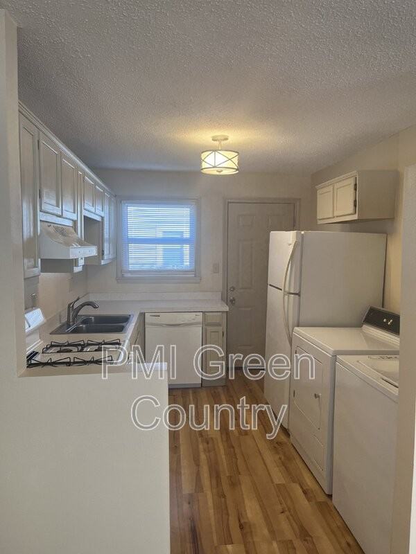 1427 E 38th Pl #D - Photo 4 of 12