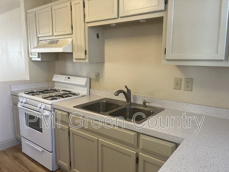 1427 E 38th Pl #D - Photo 6 of 12