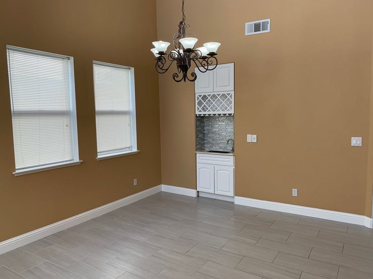 1421 Jake Creek Dr - Photo 5 of 17