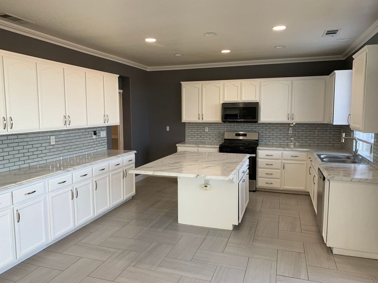 1421 Jake Creek Dr - Photo 2 of 17