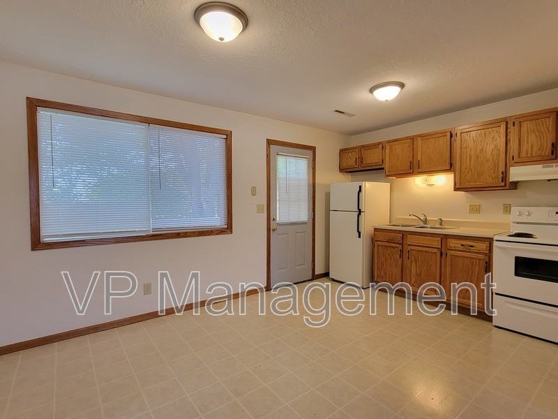 16 1/2 Park Crest Ct - Photo 2 of 10