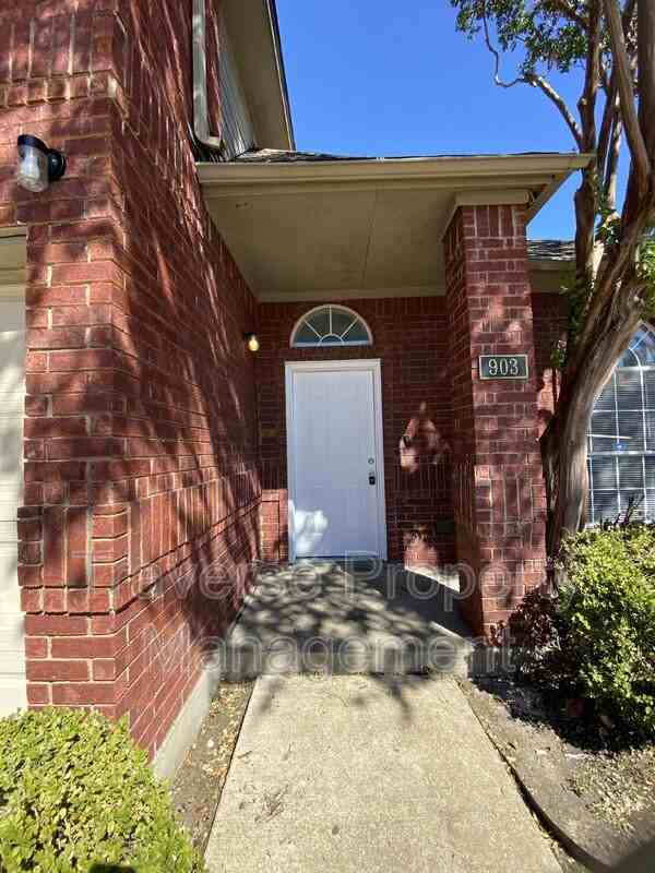 903 Freshwood Ct - Photo 4 of 44