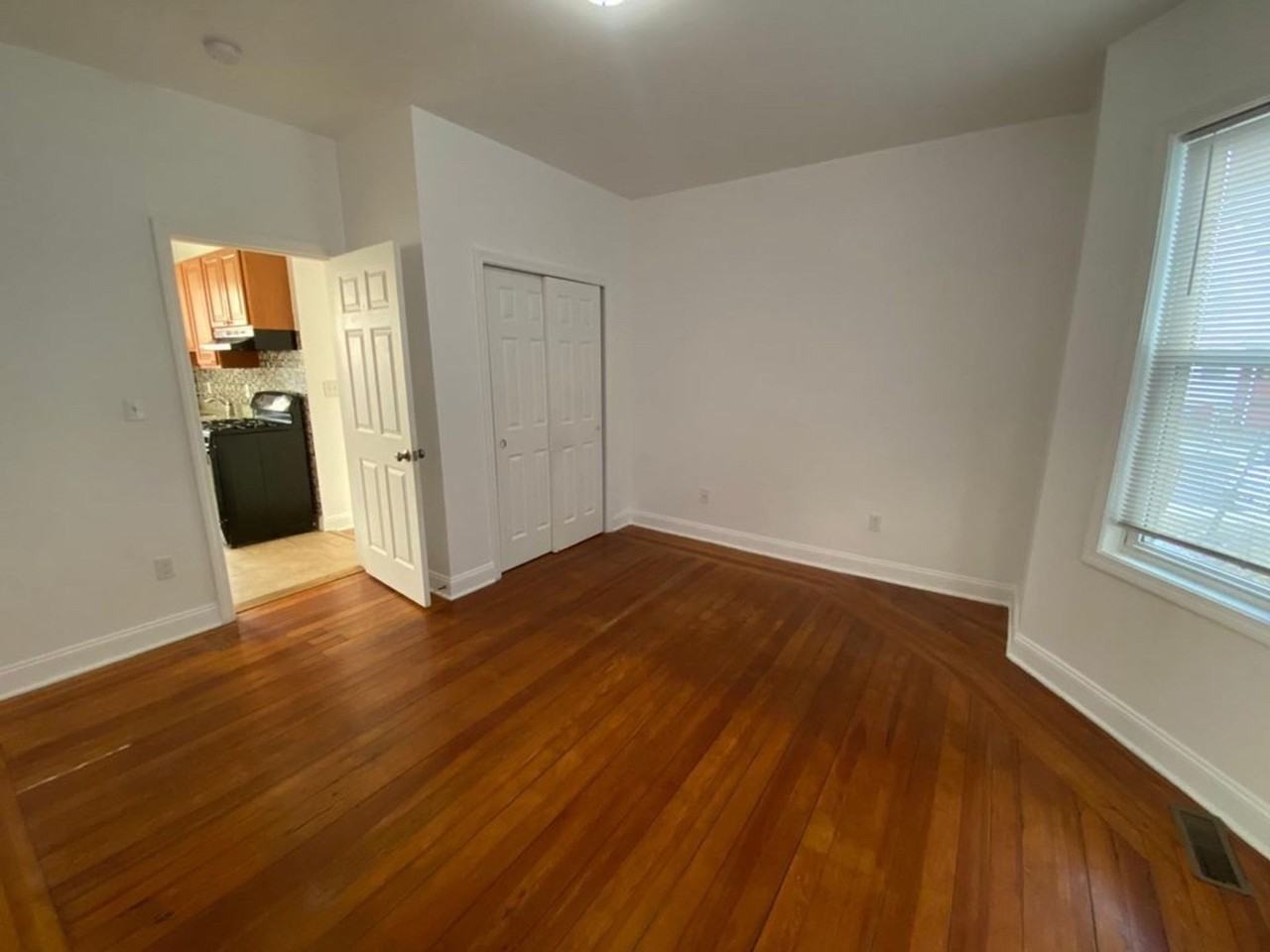 36 HAWTHORNE - Photo 2 of 5