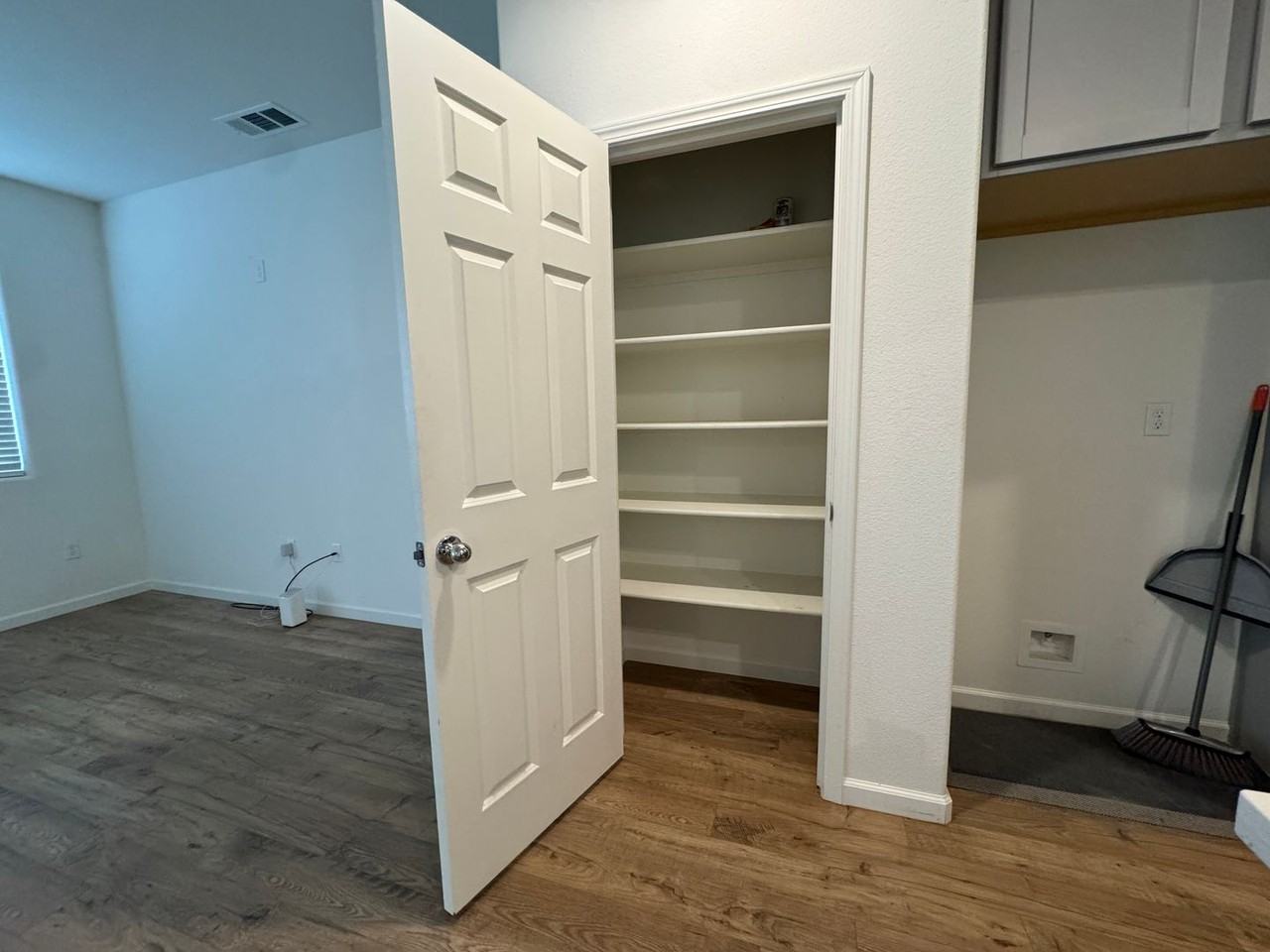 3042 East Seeger Avenue - Photo 7 of 28