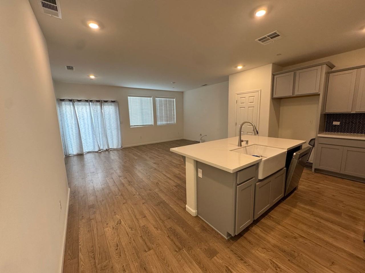 3042 East Seeger Avenue - Photo 6 of 28