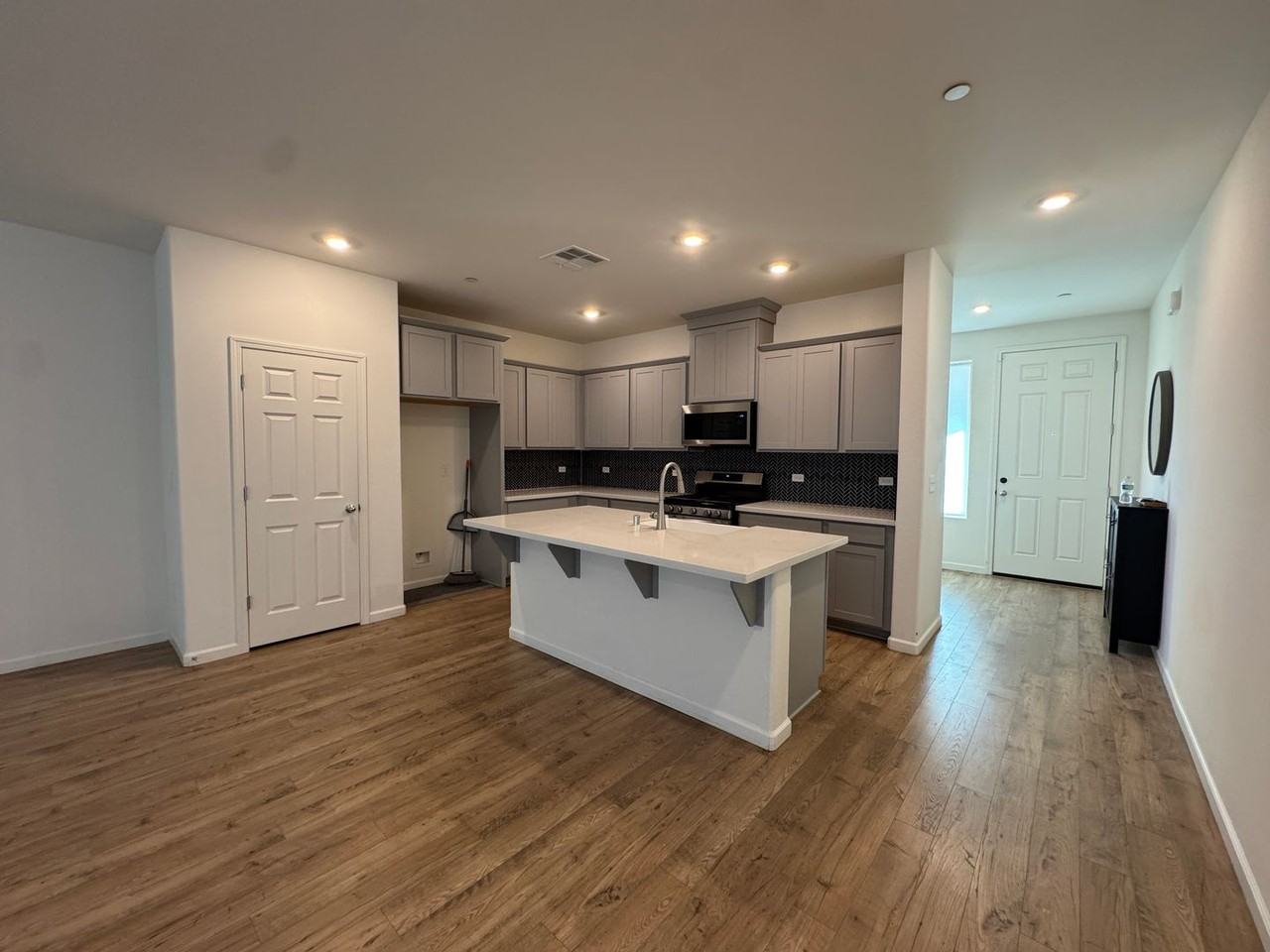 3042 East Seeger Avenue - Photo 4 of 28