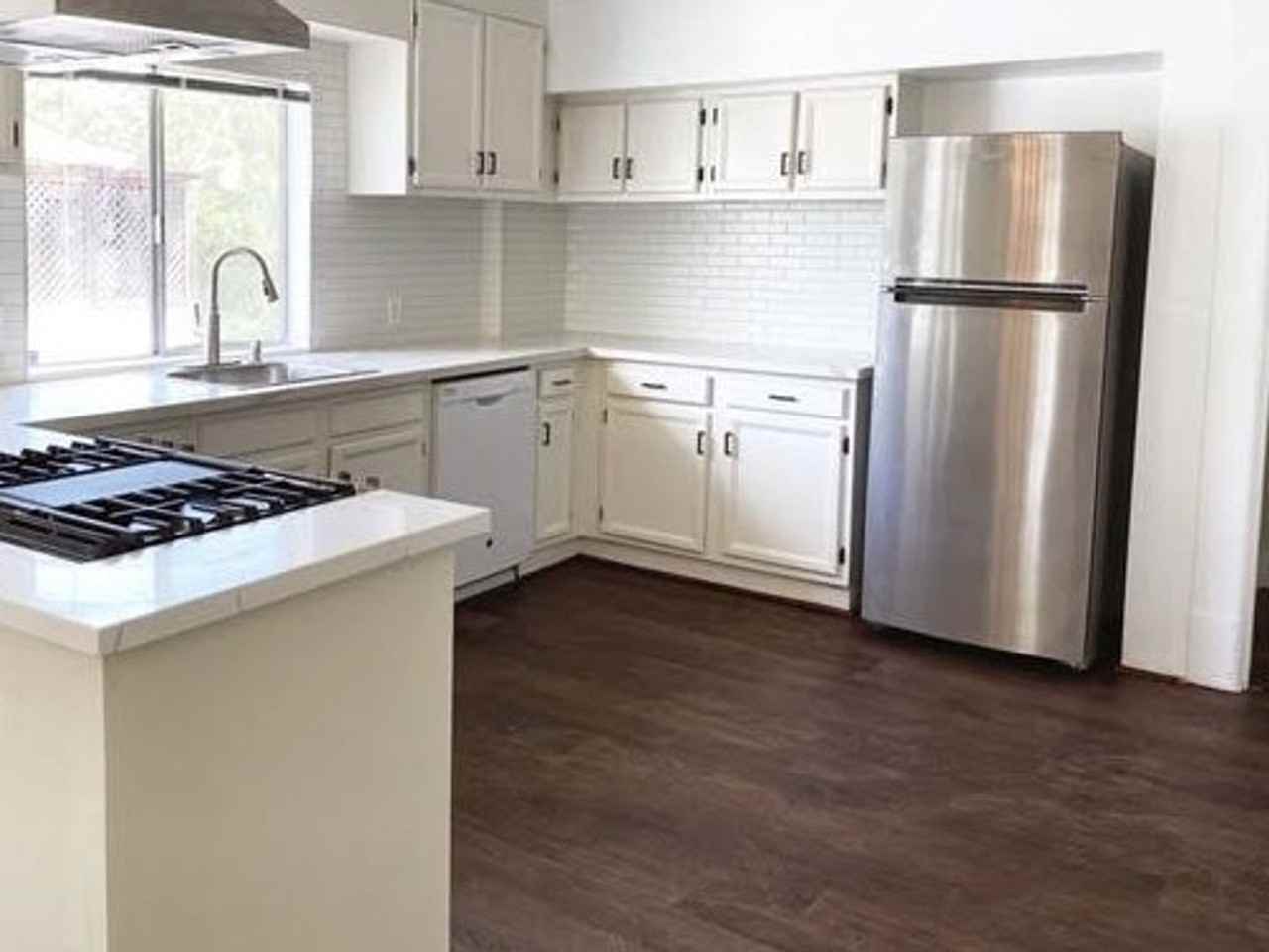 941 Capitol St - Photo 3 of 30