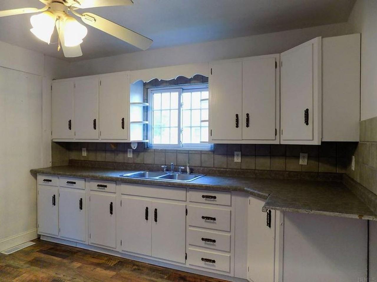 937 E North St - Photo 2 of 19