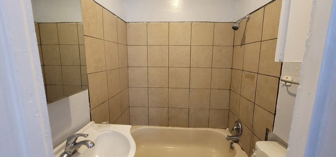 2204 S Pierce St - Photo 3 of 5