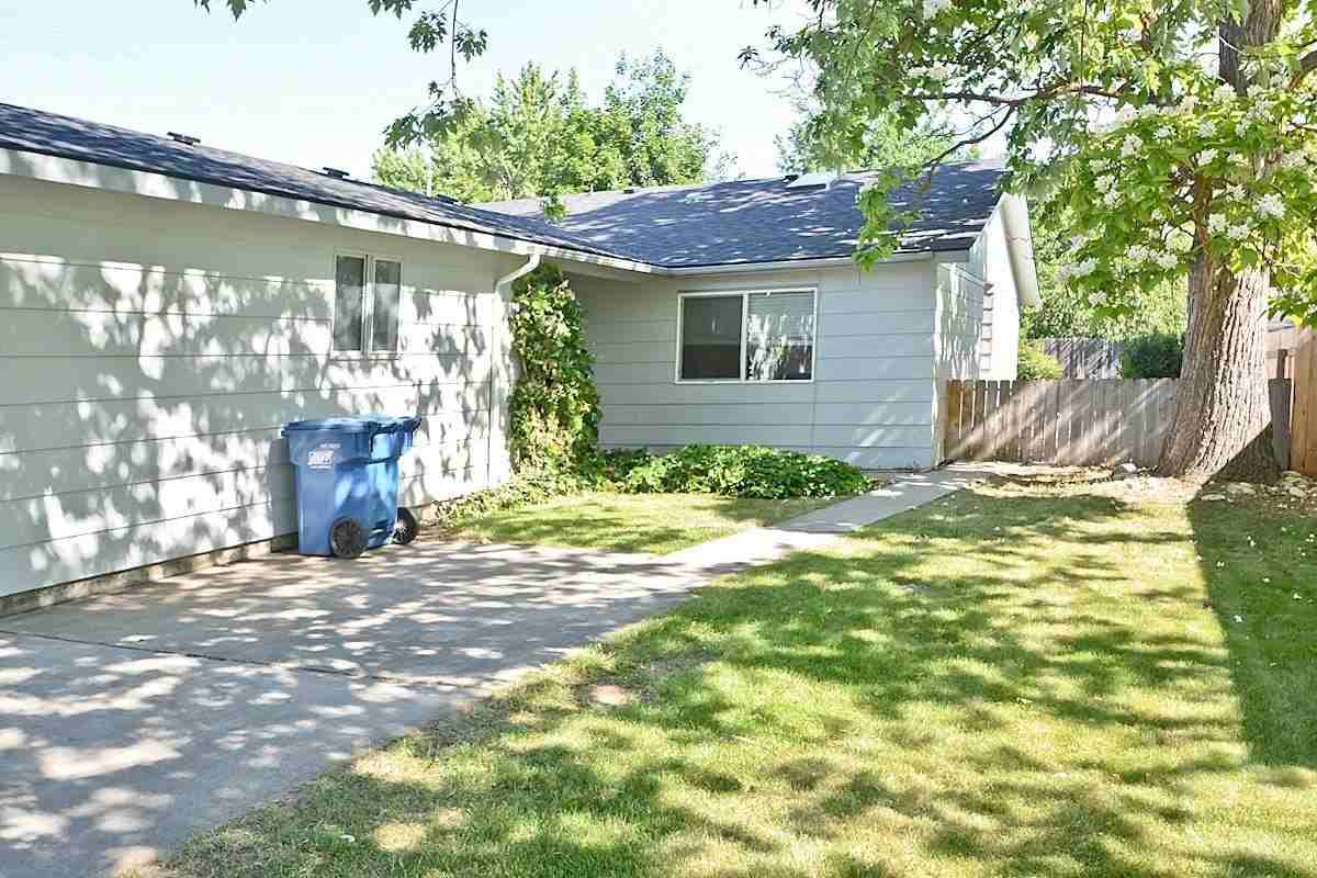 1270 W Howard St - Photo 3 of 19