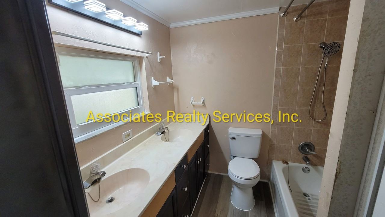 1708 Ne 17th Way - Photo 5 of 22