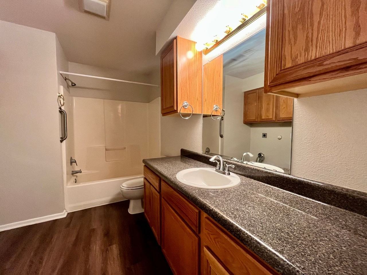 130 S Mansfield St #B - Photo 7 of 12