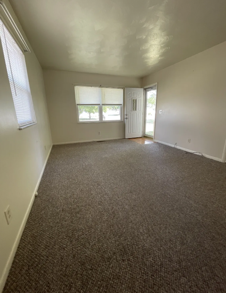 249-251 Center Lane - Photo 3 of 10