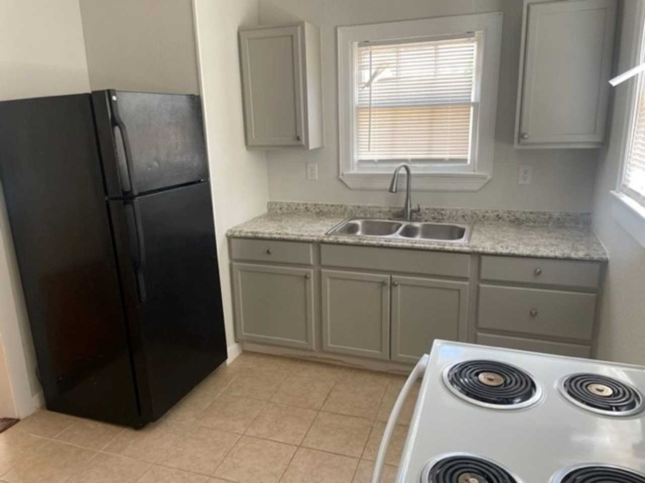 2520 N 28th St - Photo 4 of 9