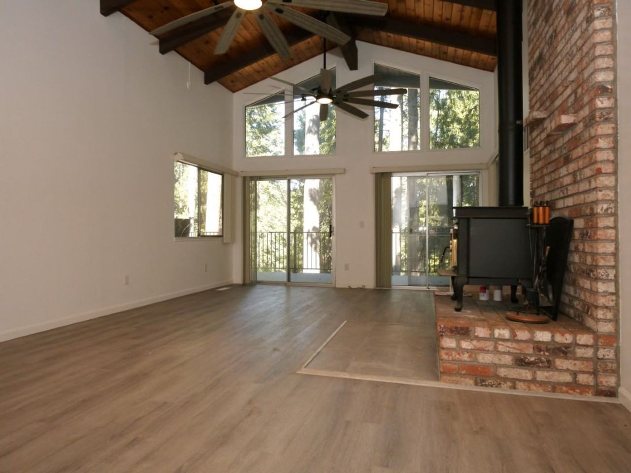 27125 Lake Dr - Photo 2 of 11