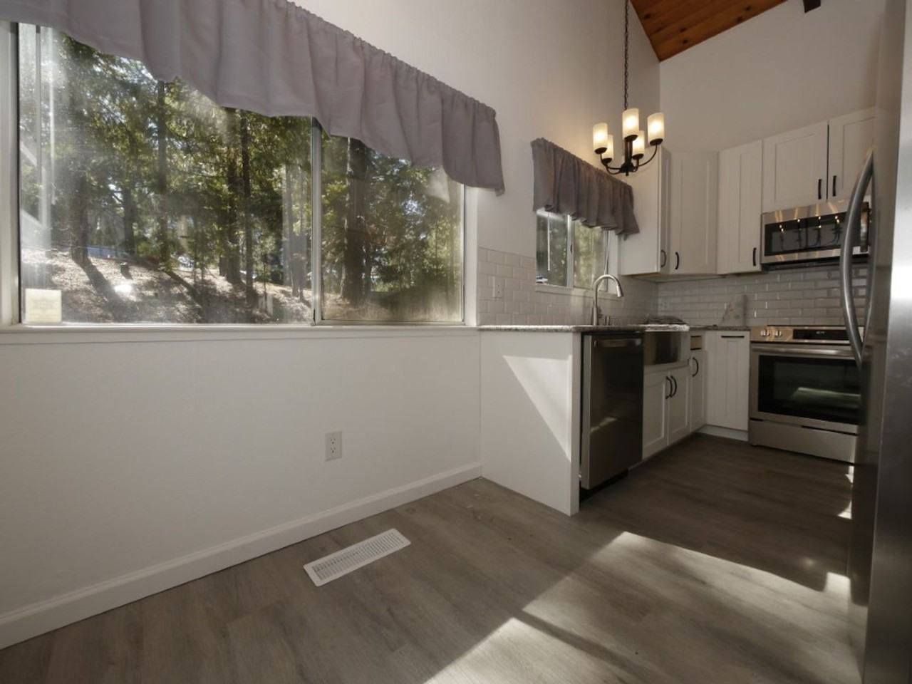 27125 Lake Dr - Photo 3 of 11