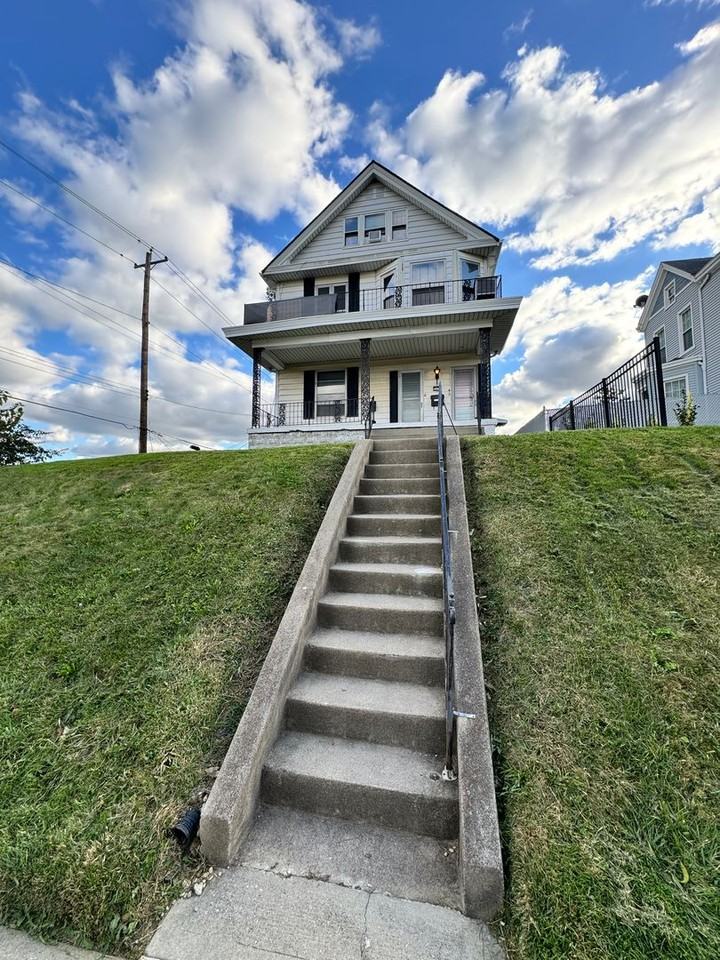 2075 Crown Ave - Photo 2 of 32