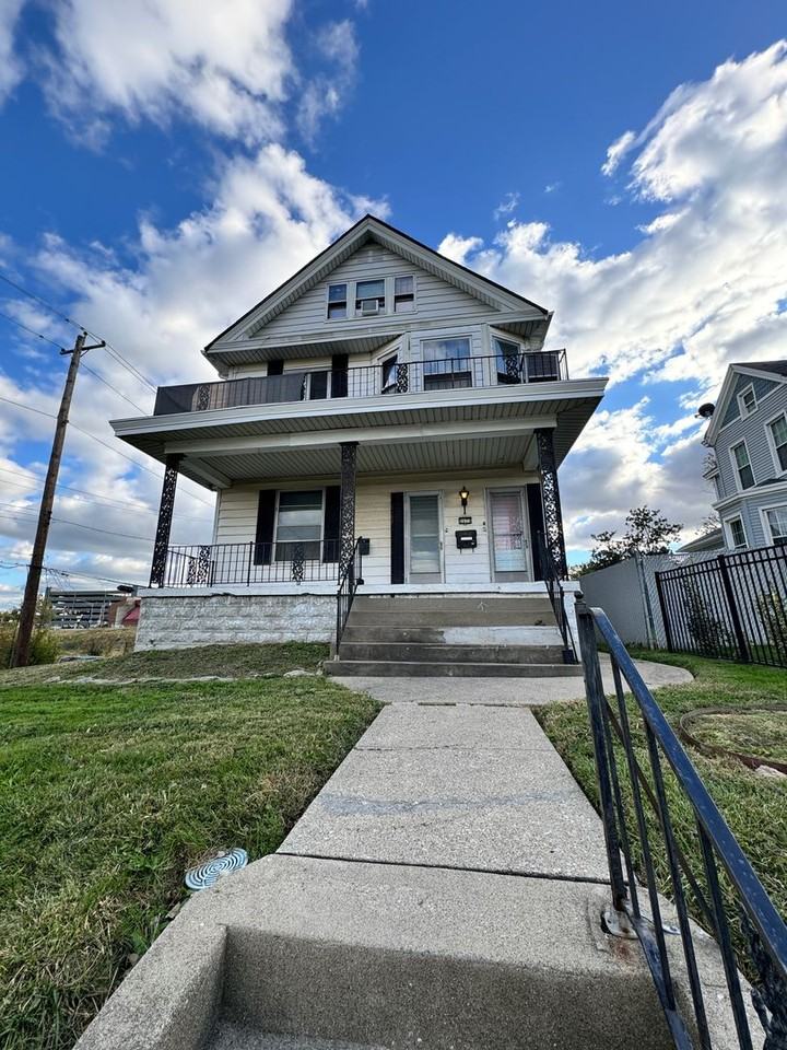 2075 Crown Ave - Photo 3 of 32