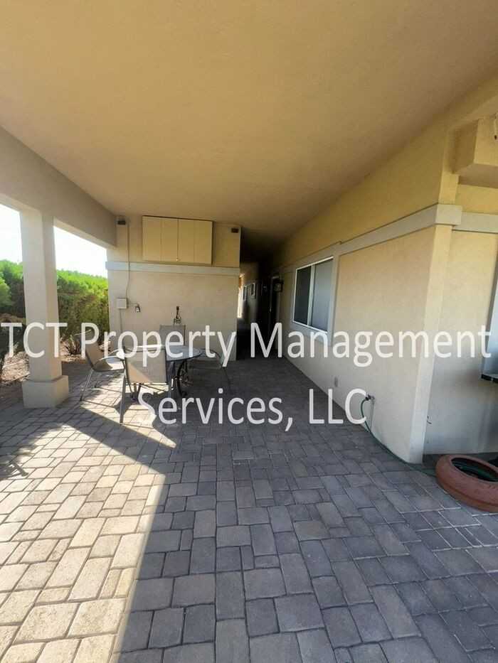 2533 N Snead Dr - Photo 2 of 21