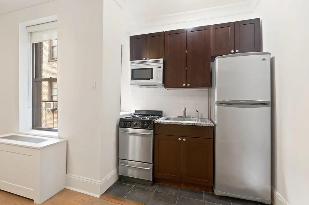 W 23rd St 2254F, New York, NY 10011 Studio Apartment for 3,300/month