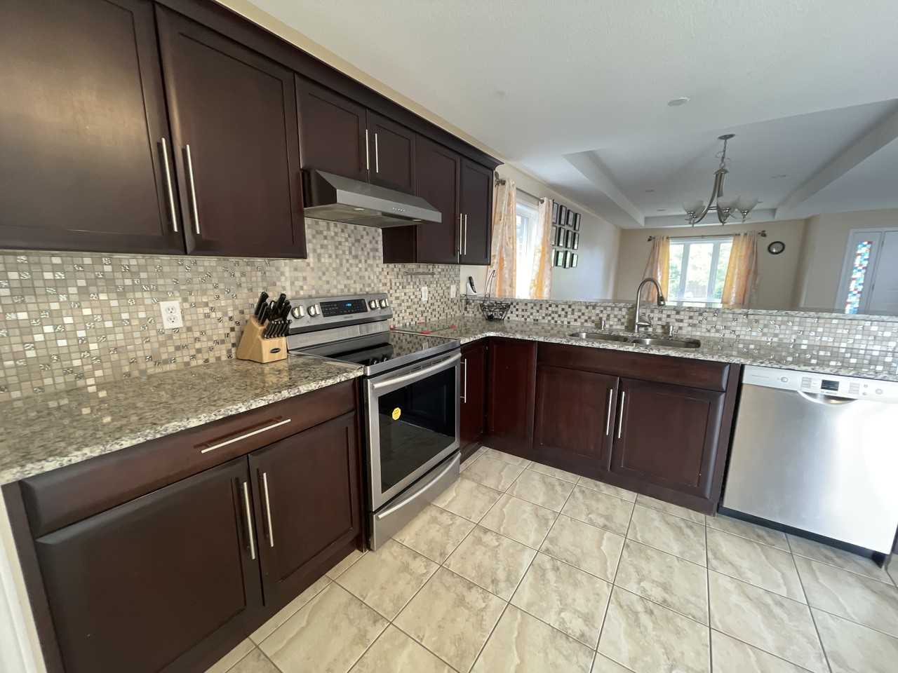 448 Hadfield Cres #1 - Photo 5 of 23