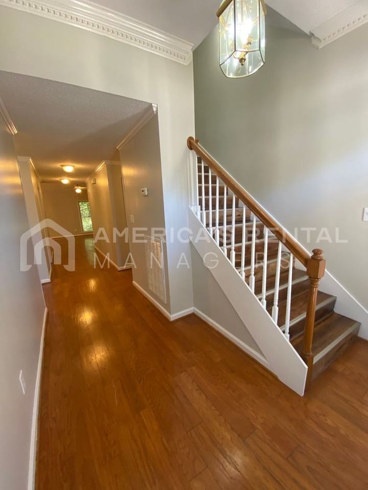 2245 Ascot Lane - Photo 4 of 27