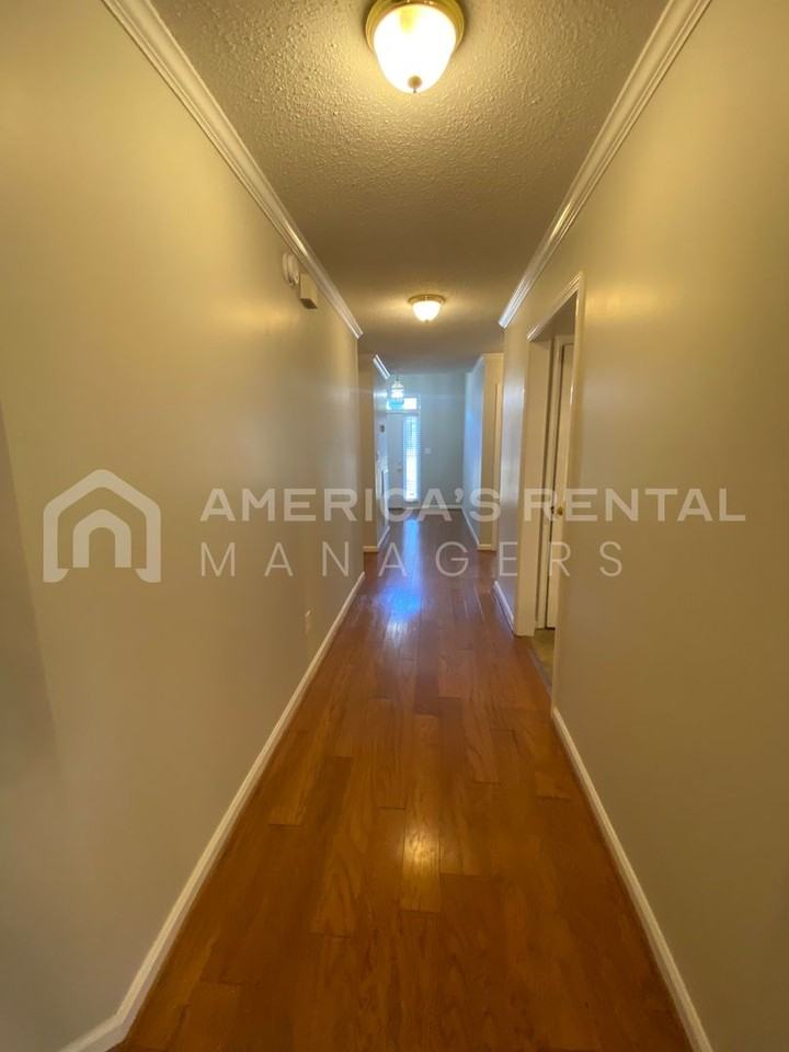 2245 Ascot Lane - Photo 5 of 27