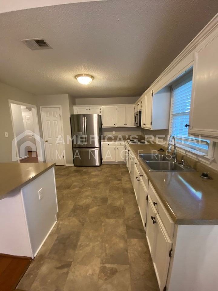 2245 Ascot Lane - Photo 7 of 27