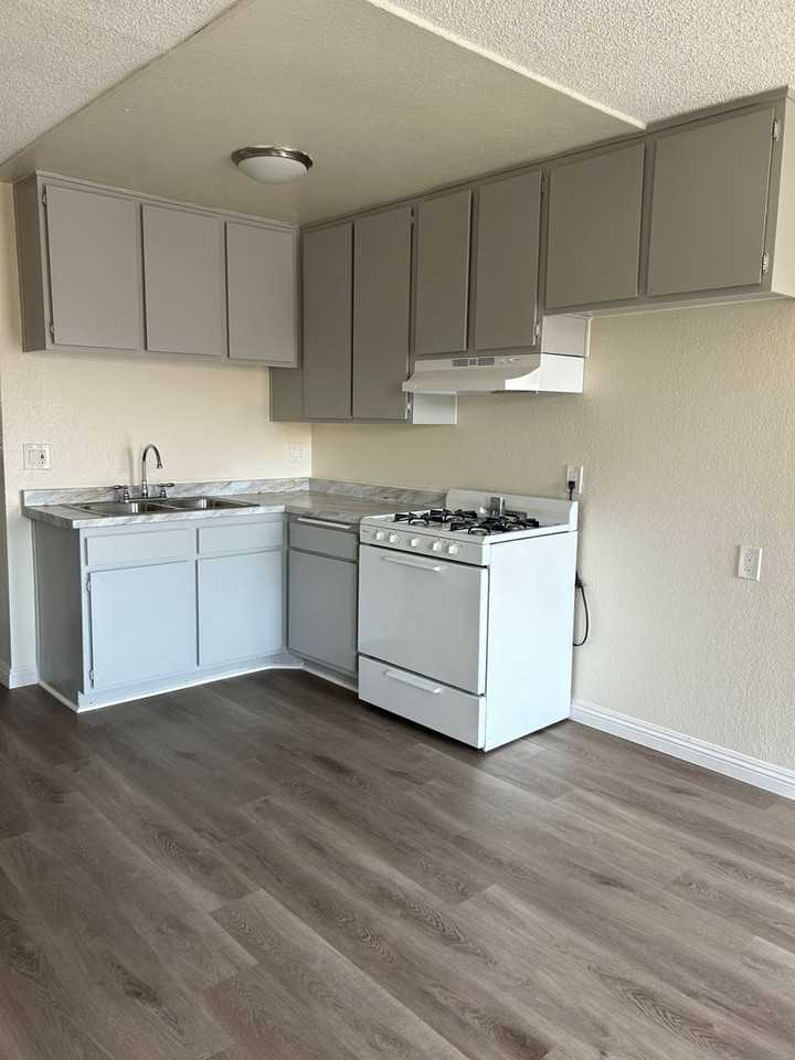 700 S Lake St - Photo 7 of 7