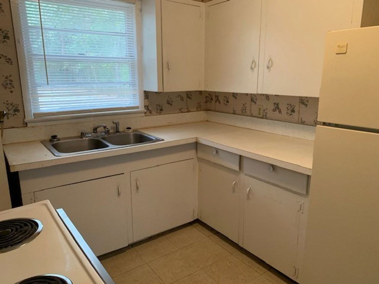 1804 Springfield Dr - Photo 2 of 8
