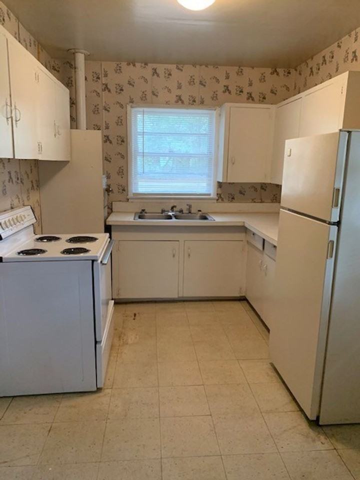 1804 Springfield Dr - Photo 3 of 8