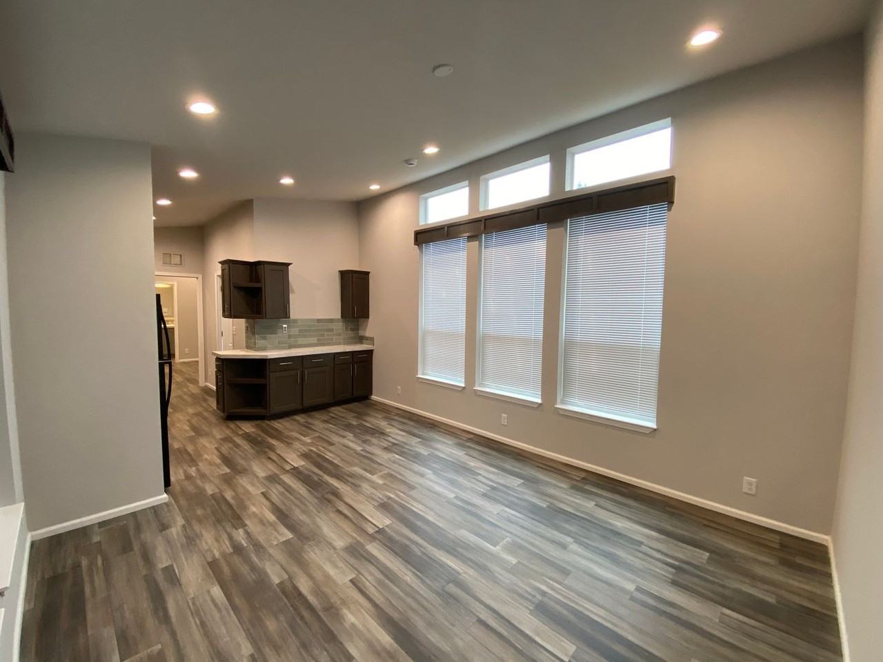 733 1/2 W 16th St - Photo 4 of 15