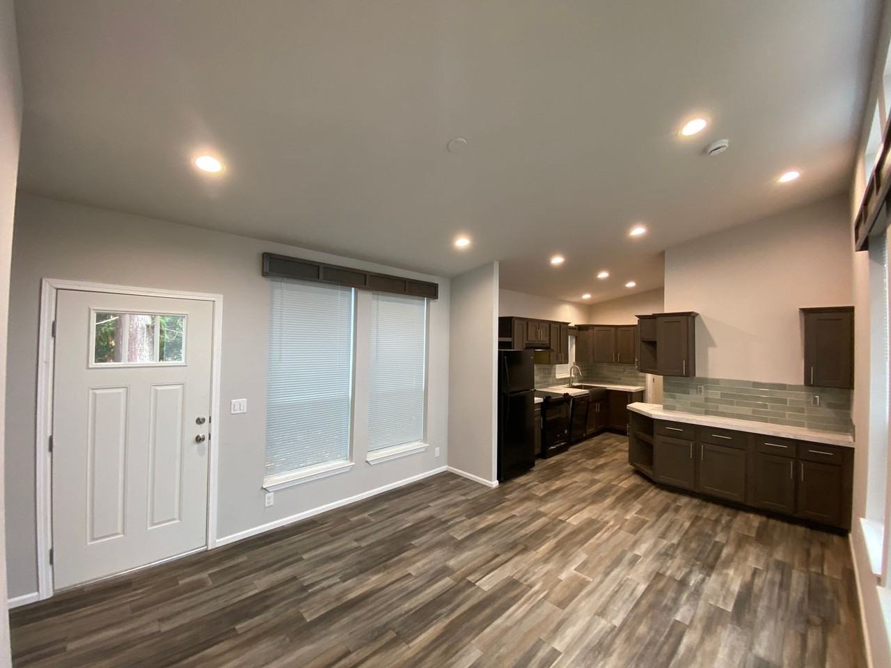 733 1/2 W 16th St - Photo 5 of 15