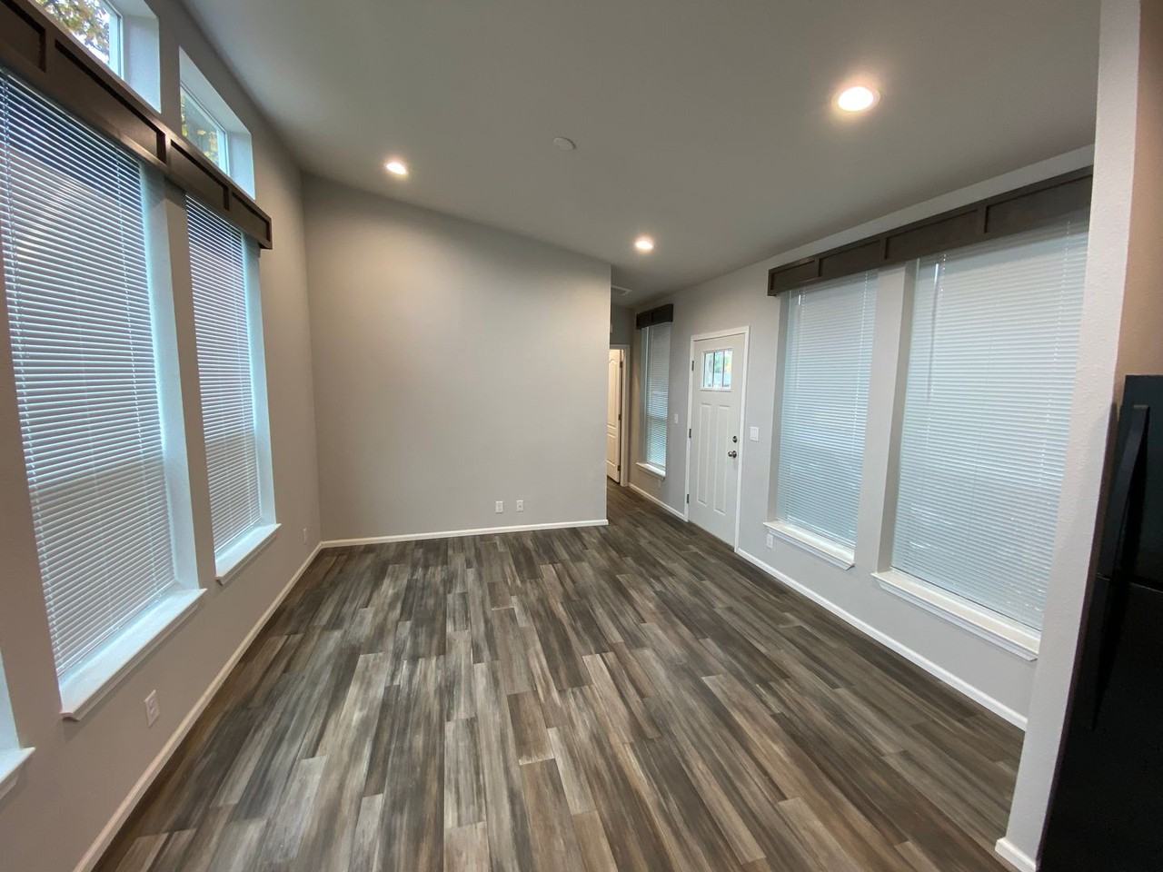 733 1/2 W 16th St - Photo 6 of 15