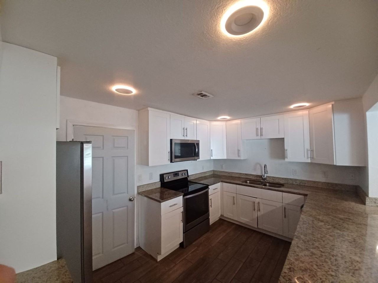 367 Montgomery Ave - Photo 6 of 17